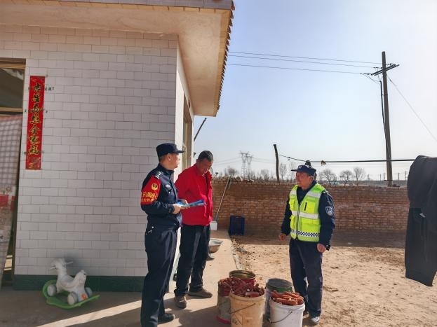 民警逐户走访铁路沿线