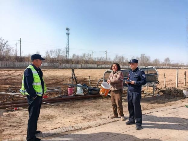 民警逐户走访铁路沿线住户