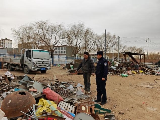 民警对辖区废品收购站进行专项检查与法治宣传