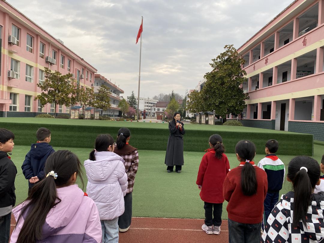 校长王永琴在启动仪式上发出倡议