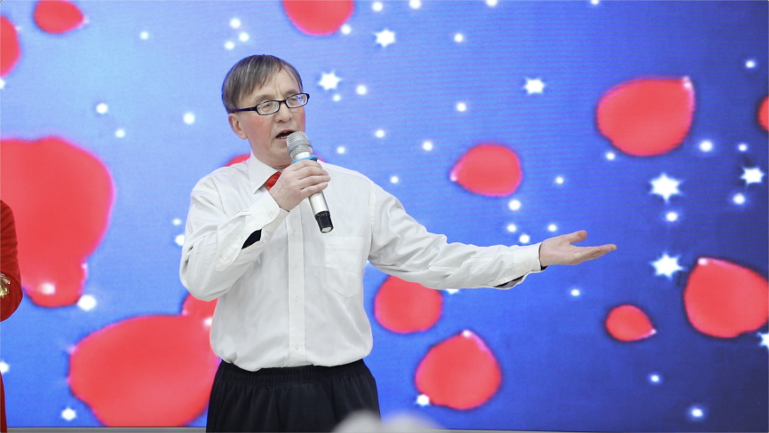 /Volumes/USB DISK/10月11月份中国电视物料/《民生为大》物料/重庆这位年近七旬的独居老人，在社会救助服务联合体鼓励下加入社区乐队，在社区举办的新春联欢会中登台献唱.png重庆这位年近七旬的独居老人，在社会救助服务联合体鼓励下加入社区乐队，在社区举办的新春联欢会中登台献唱