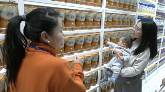 /Volumes/USB DISK/10月11月份中国电视物料/《民生为大》物料/近年来，不少暖心的婚育新政持续落地，政府投入真金白银发放生育补贴，减少了新手爸妈的“生育焦虑”.png近年来，不少暖心的婚育新政持续落地，政府投入真金白银发放生育补贴，减少了新手爸妈的“生育焦虑”