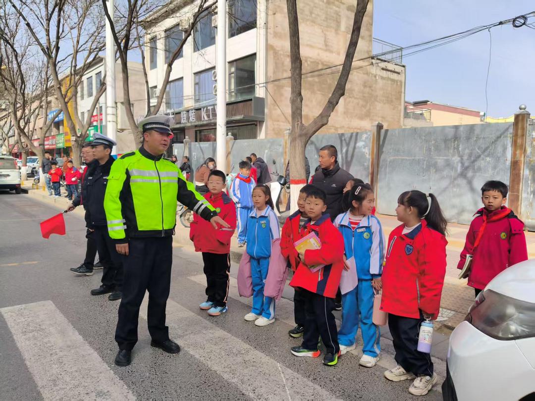 靖边县公安局“护学岗”民辅