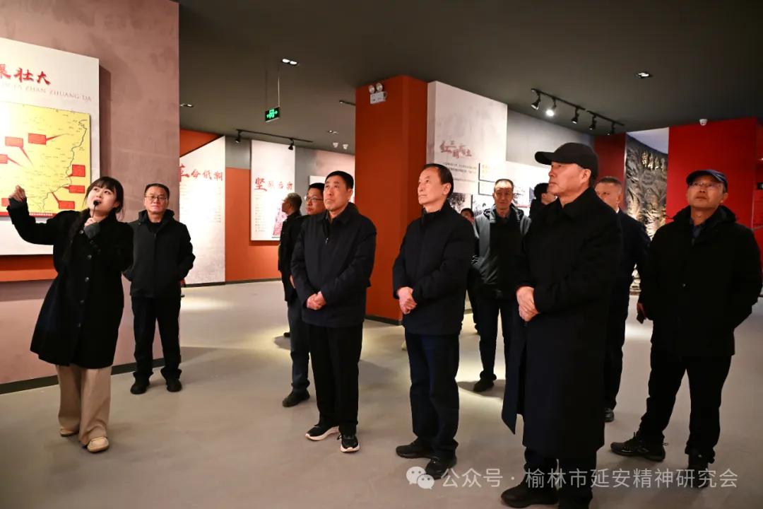 在神府红军纪念馆调研