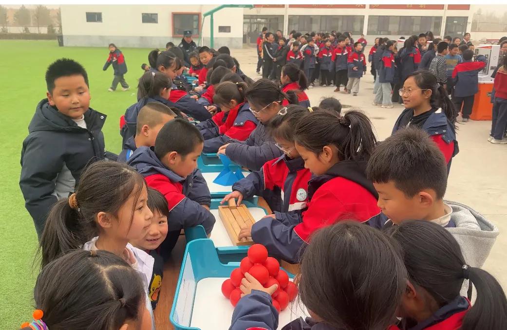 同学们在科技辅导员的引导下沉浸式体验中感受科学魅力