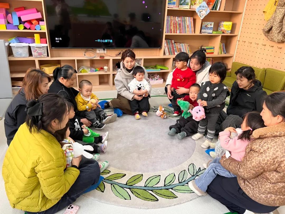 榆林市计生协会向日葵亲子小屋开展“五指抓芸豆”与“大手大脚”公益亲子活动