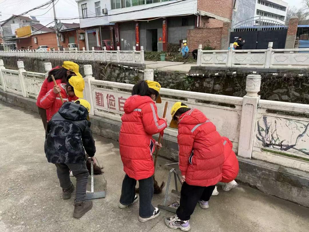 汉中市西乡县柳树镇中心学校开展“文明城市创建”系列志愿服务活动