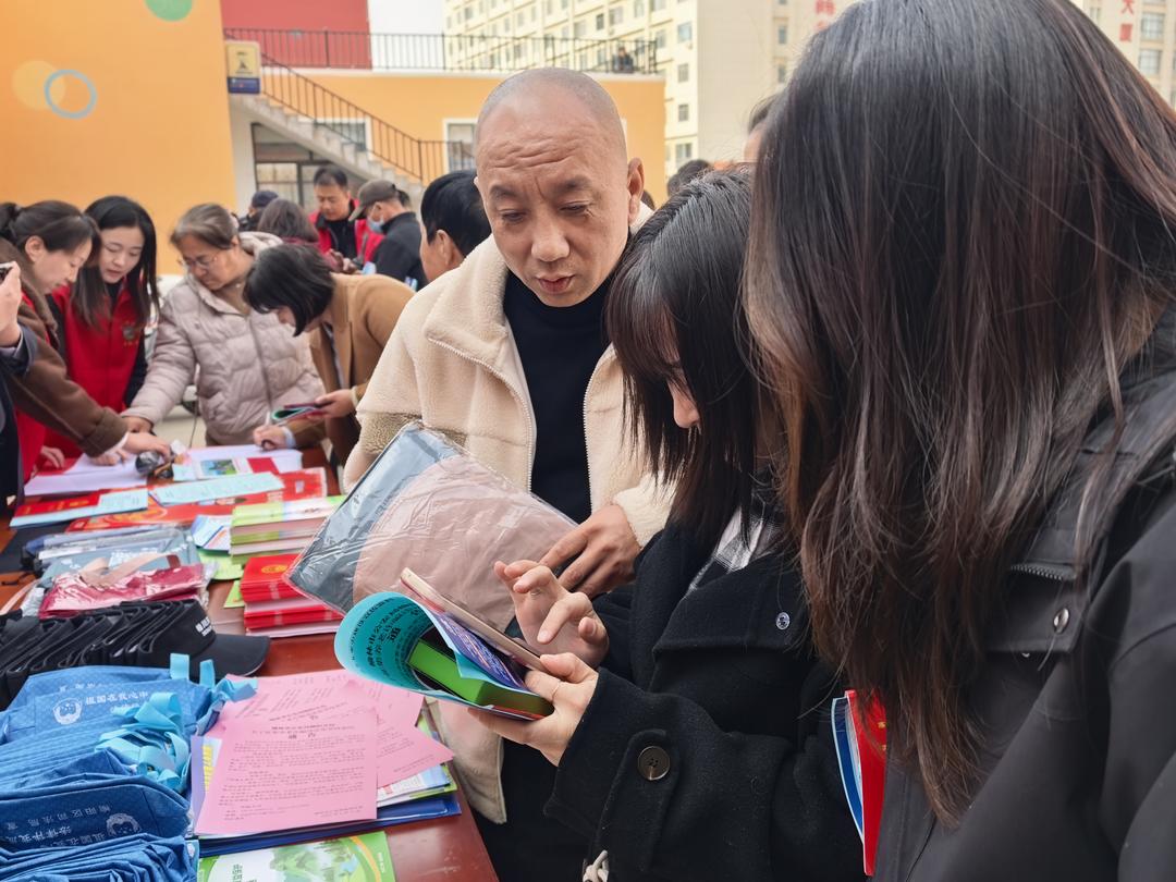 榆阳区寨城庄社区开展“崇尚科学 反对邪教 共建和谐社区”主题宣传活动