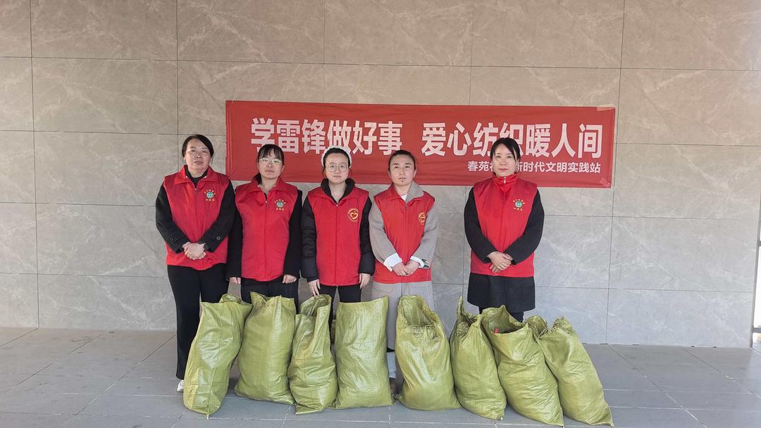 榆阳区崇文路街道春苑社区组织开展“‘学雷锋'做好事 爱心纺织暖人间”活动