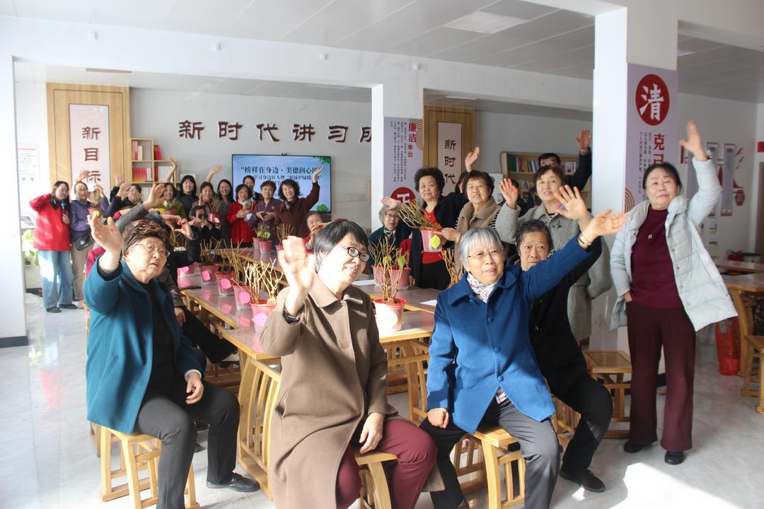 崇文路街道学院社区开展学习身边好人暨“植绿护绿践美德”植树节专项活动