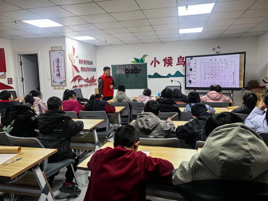 “小候鸟课堂”上专业老师正在为孩子们讲解硬笔书法基础知识
