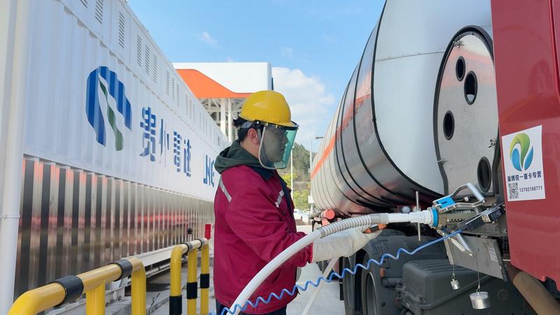 工作人员为车辆加气。