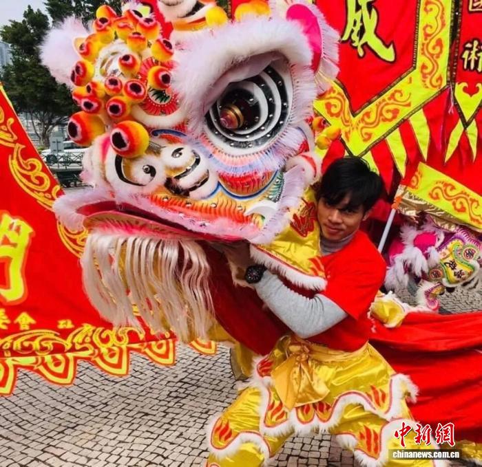 李鹰权:高桩上书写热爱 让舞狮海外出圈_全球_新闻_华人头条