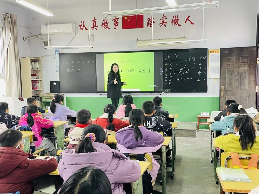 西乡县柳树镇中心学校顺利开展西乡县初中音乐教研活动