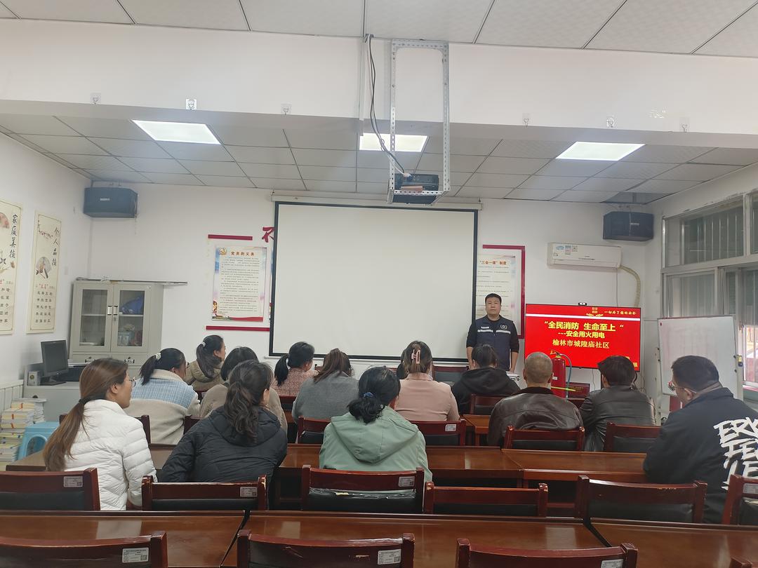 王增强讲师为社区居民及工作人员进行专业授课