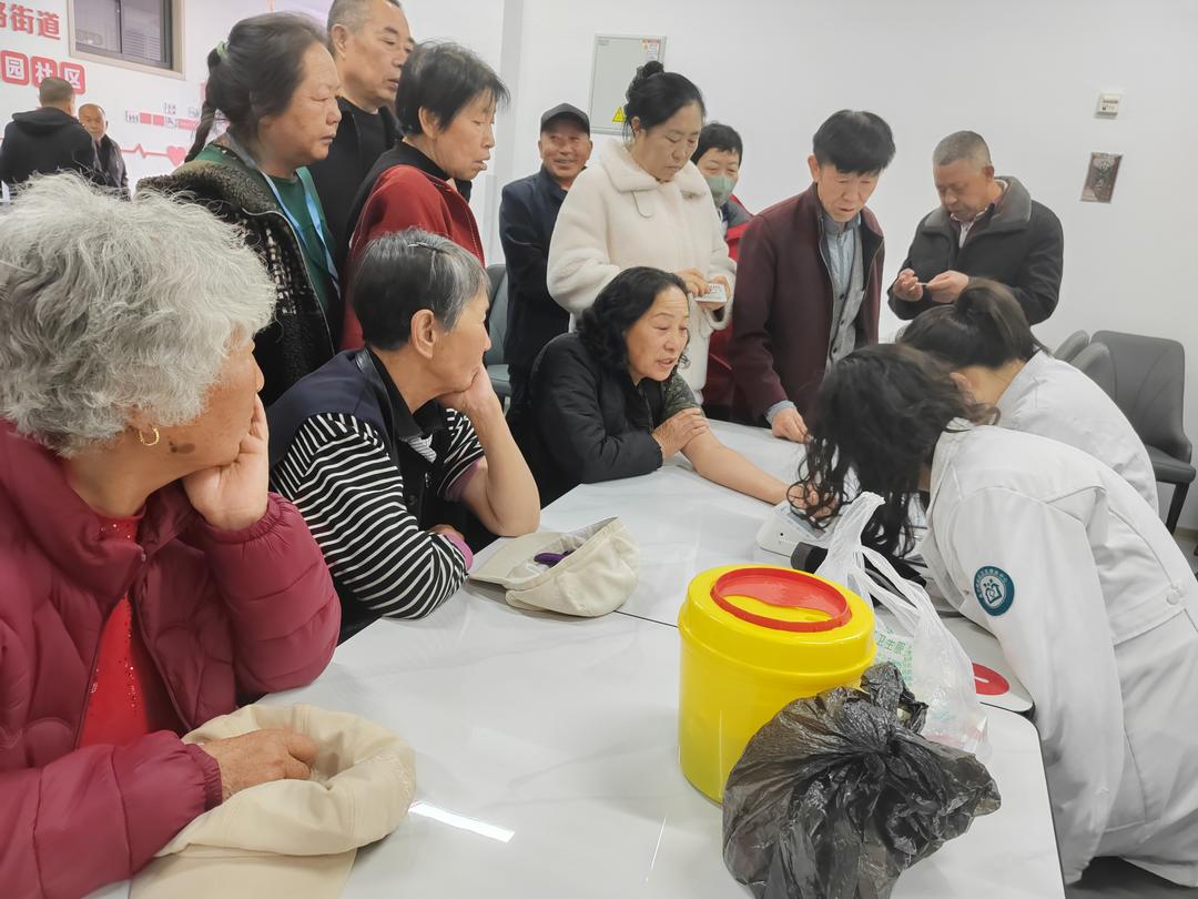 义诊活动现场，医护人员为老年人提供健康检查服务