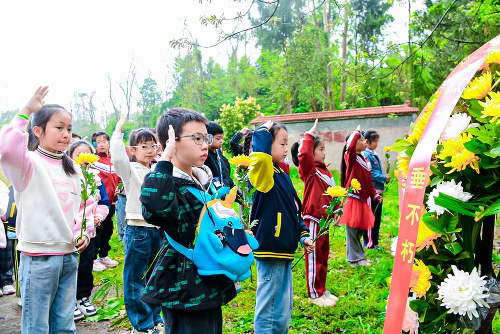 Remembering revolutionary martyrs and inheriting the red gene, Sichuan Yingshan carries out Qingming Festival sweeping activities