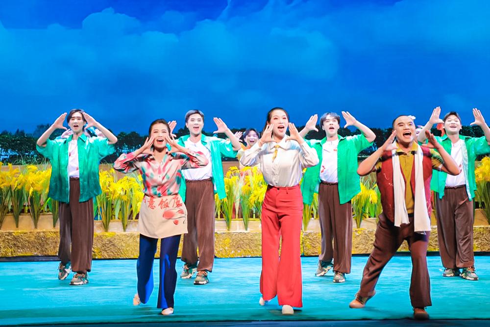 From the fields to the stage: the breakthrough path and cultural confidence of the northern Sichuan lantern opera 