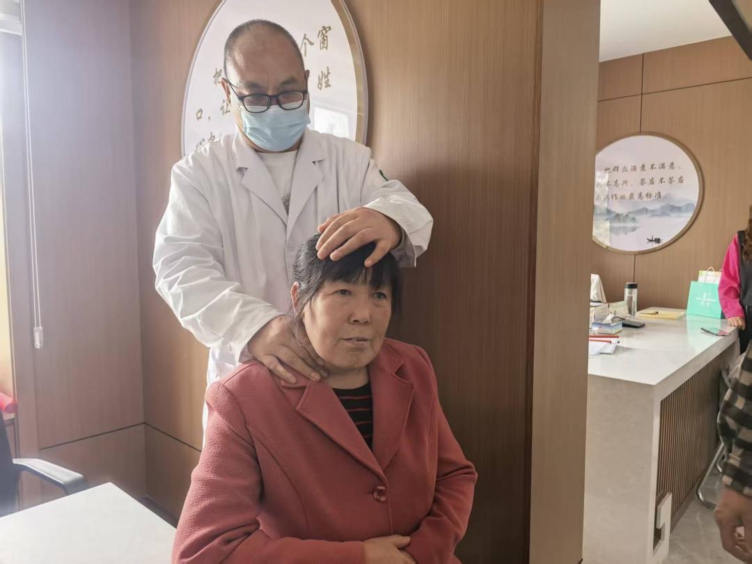 寨城庄社区爱心义诊进社区活动现场