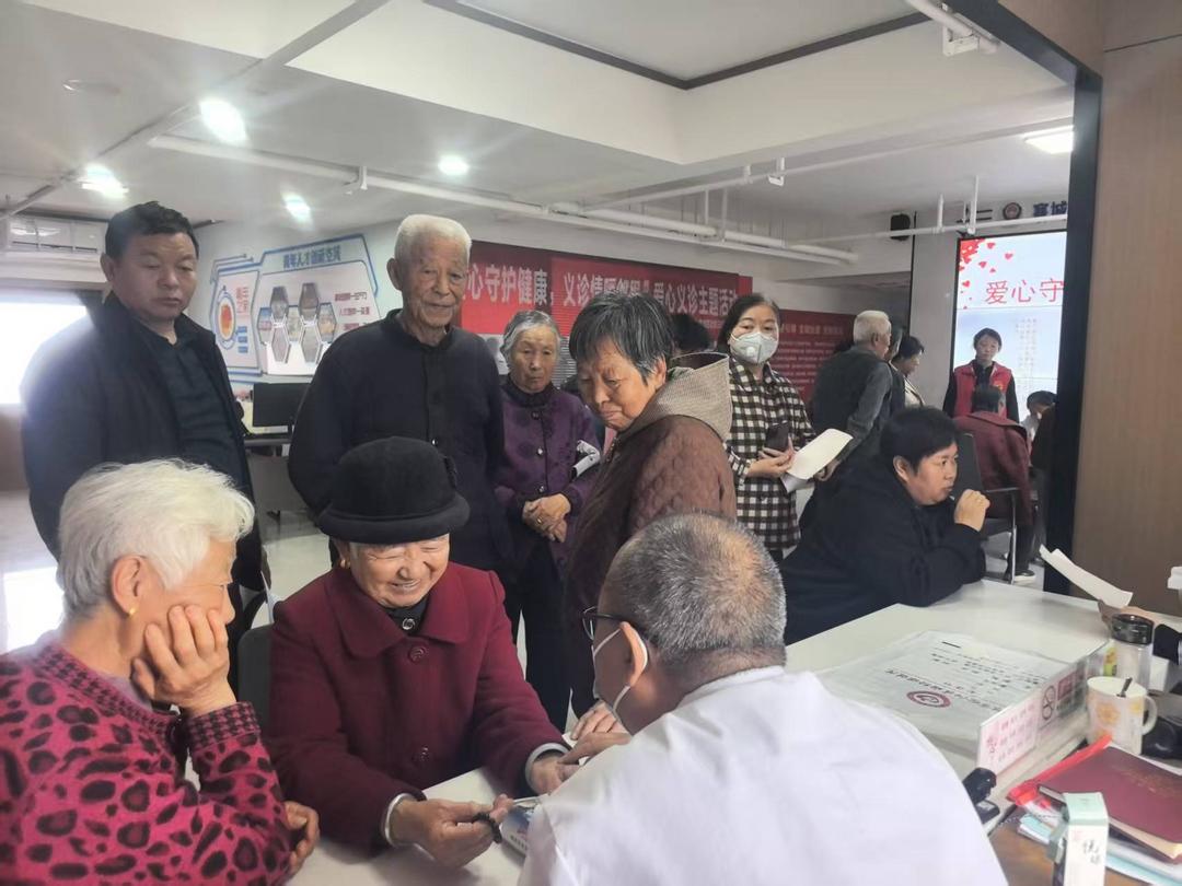 寨城庄社区爱心义诊进社区活动现场