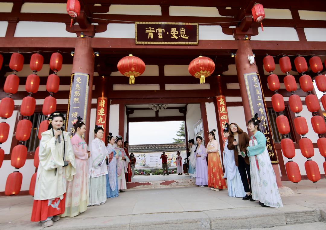 户外露营成心灵栖息地 旅游热潮受热捧-华闻时空