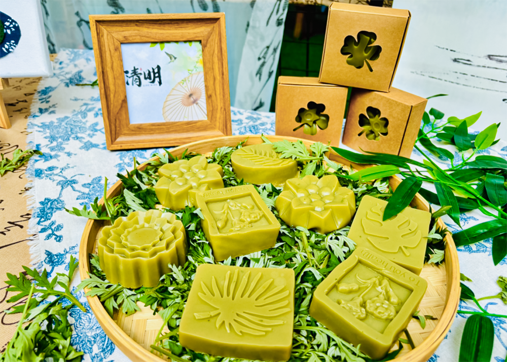 Crafted Ai Soap with Clever Hands, Clear and Moisturizing Children's Hearts