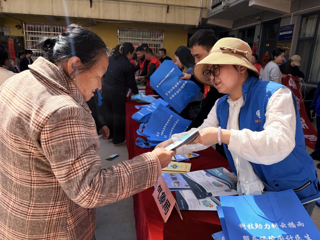 工作人员向群众讲解气象灾害防范知识。<a href=http://www.zaiyulin.com/txy/hanhui/ target=_blank class=infotextkey>韩慧</a>摄影