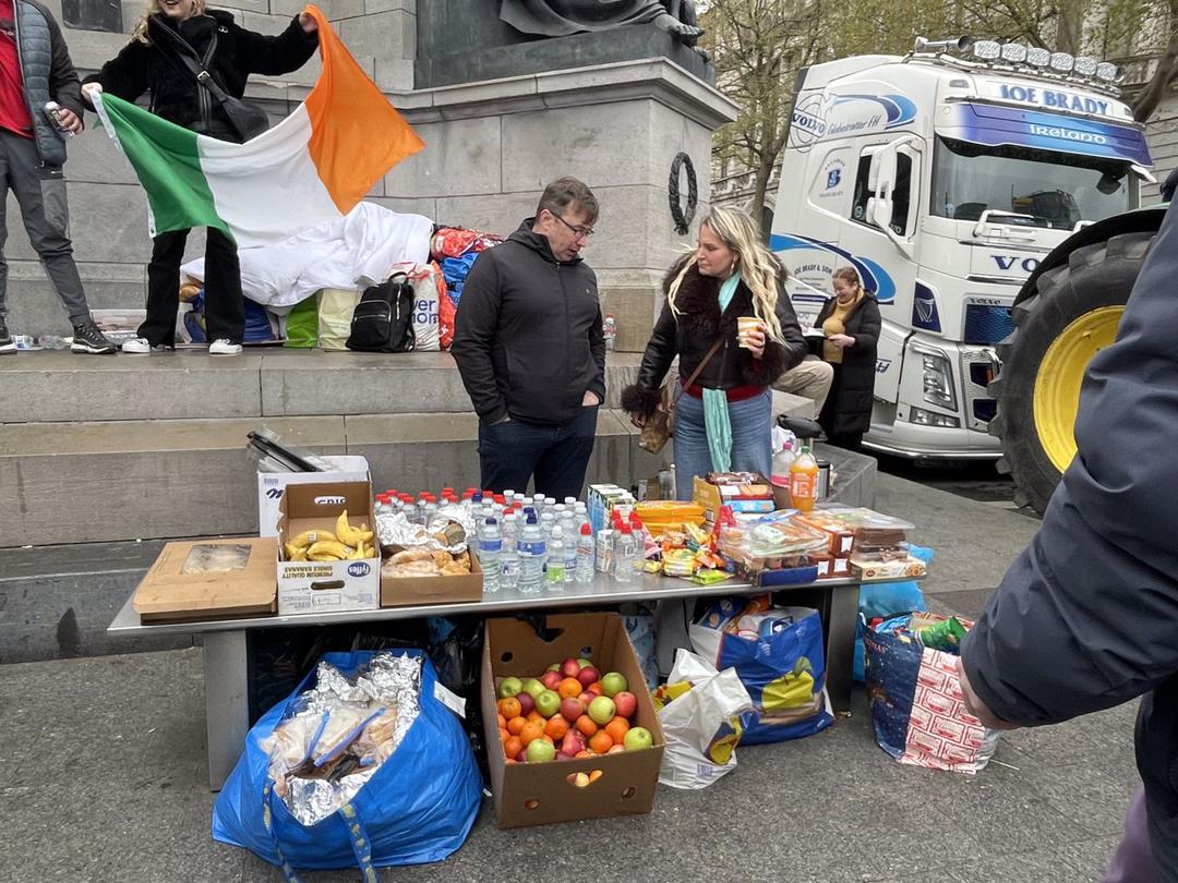 一群戴帽子的人在街道边吃东西

AI 生成的内容可能不正确。