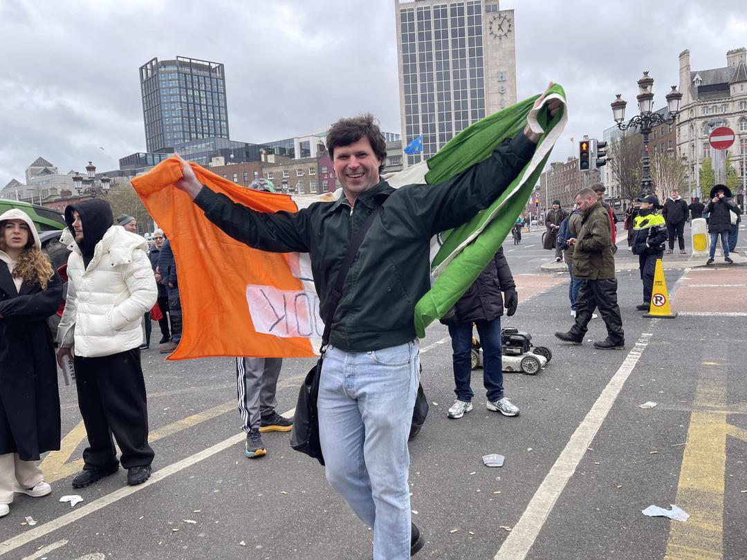 一群人站在街道上

AI 生成的内容可能不正确。