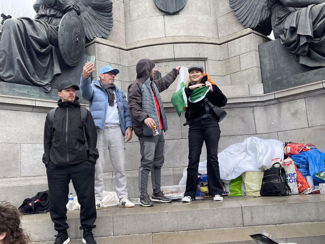 一群人在人行道上

AI 生成的内容可能不正确。