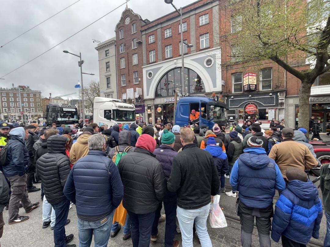 一群人在街道上行走

AI 生成的内容可能不正确。