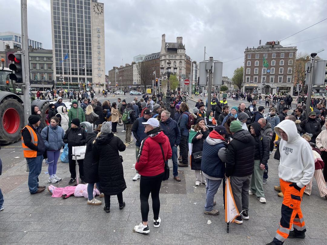 一群人站在建筑前的广场上有许多人

AI 生成的内容可能不正确。