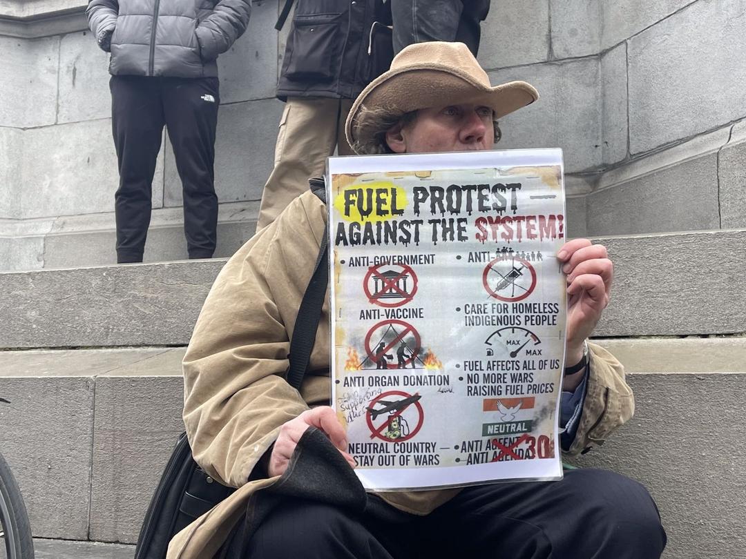 街道边立着广告牌子

AI 生成的内容可能不正确。