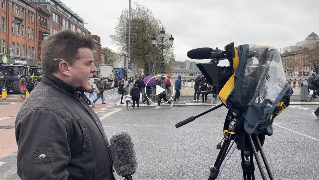 穿黑色衣服的男人在街道上

AI 生成的内容可能不正确。