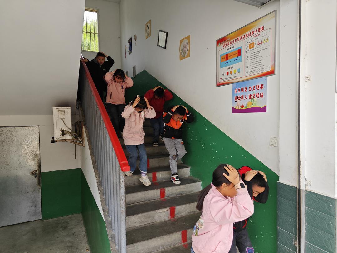 汉中市西乡县白勉峡镇九年制学校开展春季学期应急疏散演练