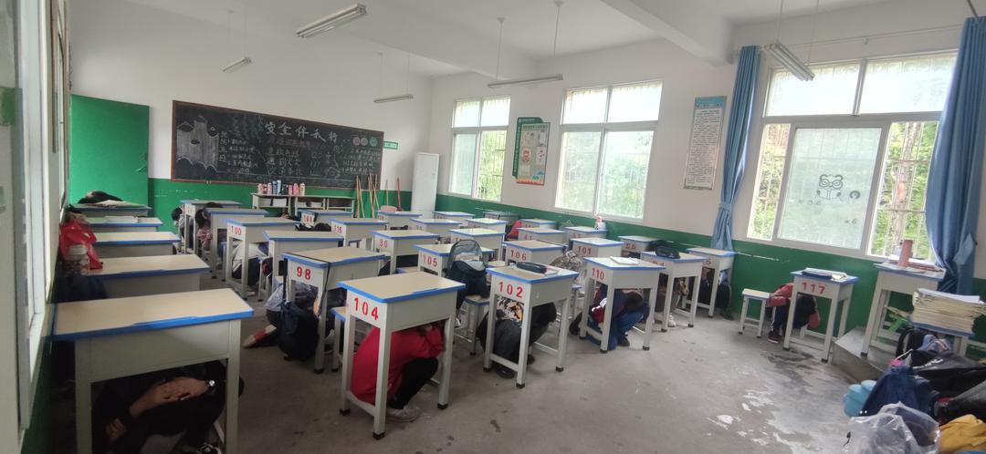 紧急躲避到课桌下方或墙角等安全区域