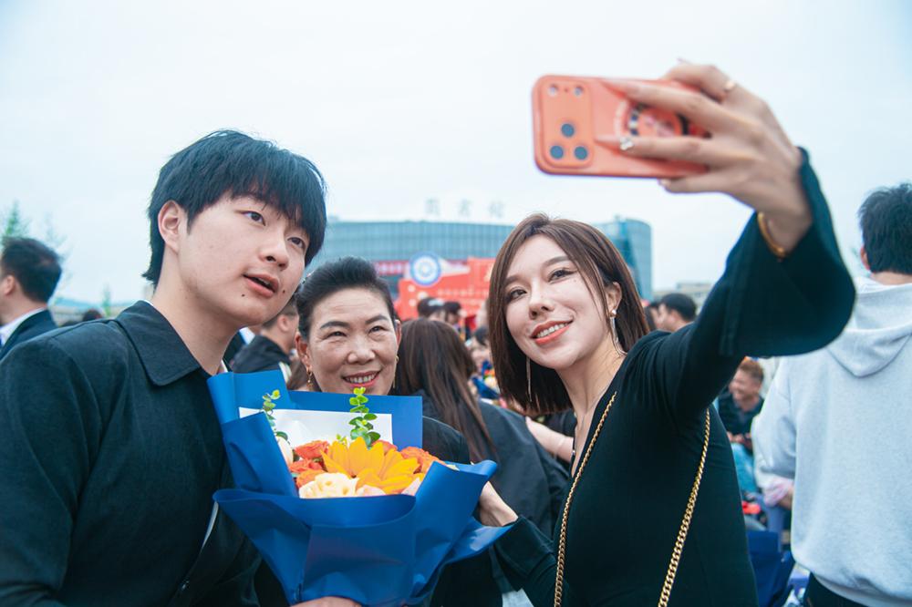 Eighteen aspirations and new journey: Nanchong Transportation Technical School holds graduation ceremony and coming of age ceremony