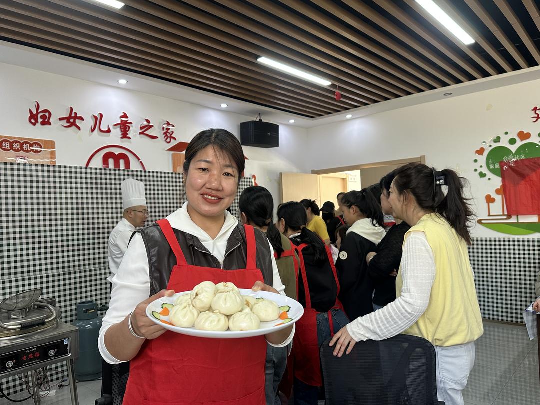 学员杜金飞展示自己亲手制作的中式面点