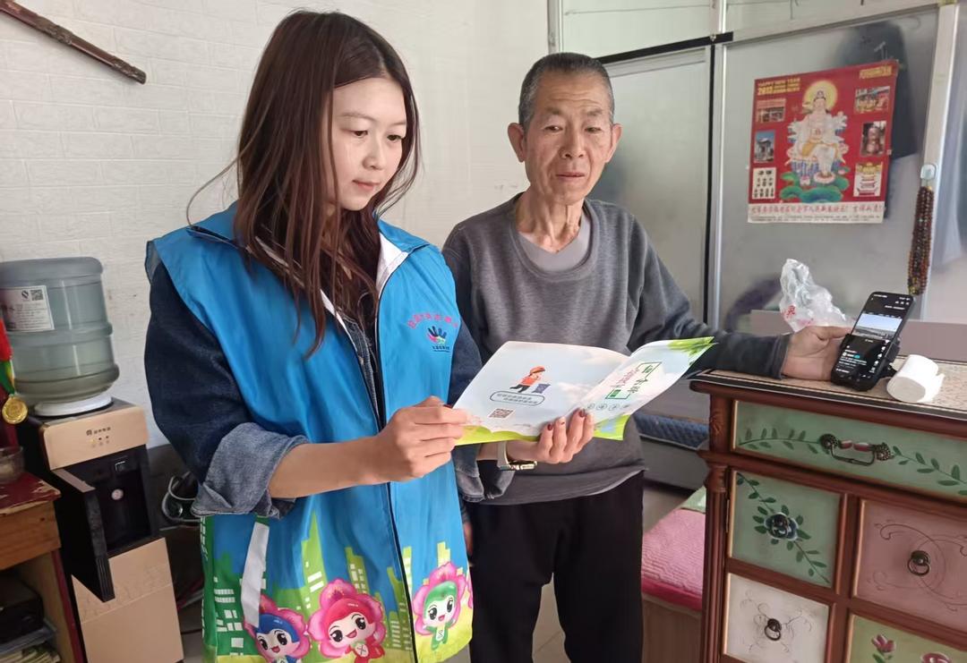 志愿者深入各小区楼栋、通过发放宣传手册