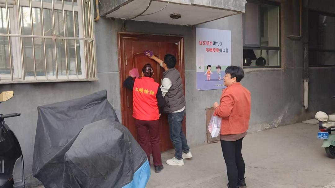 墙面乱贴小广告清理整治