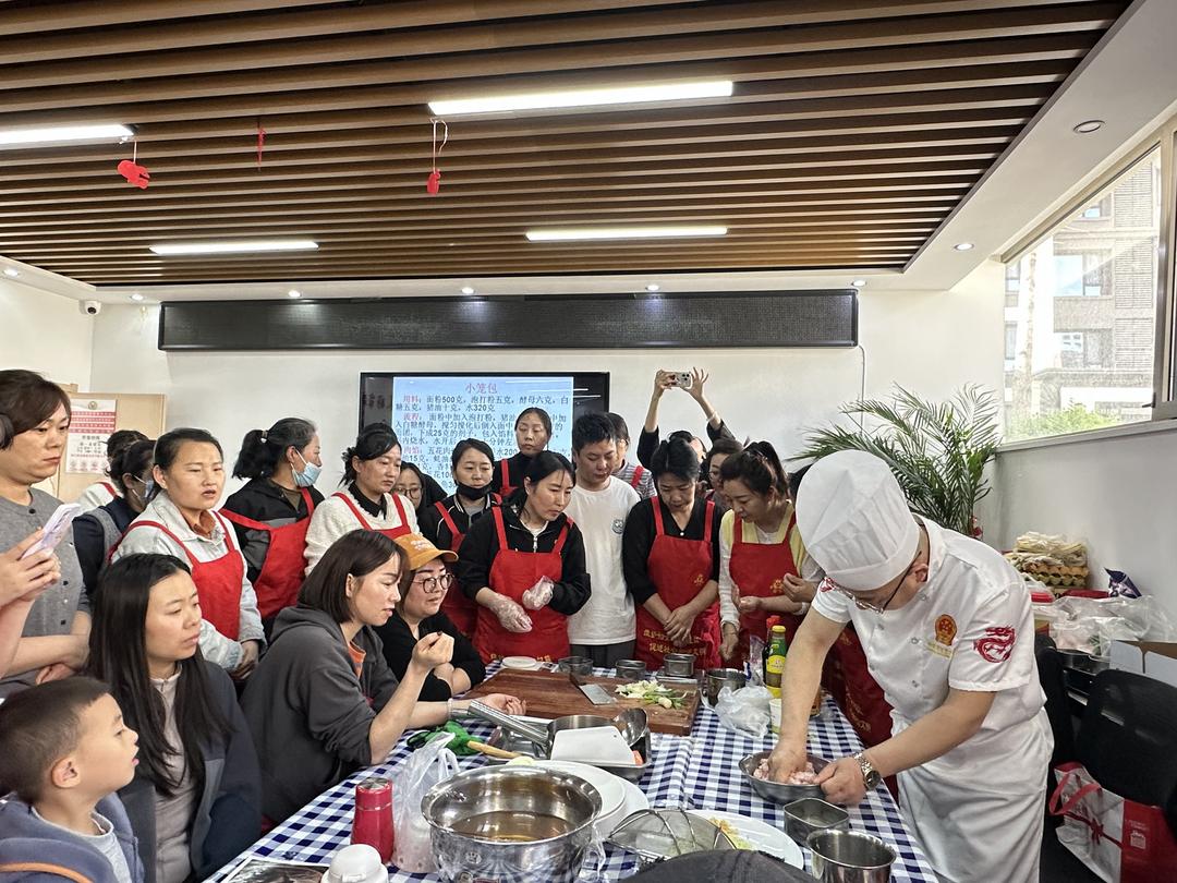 专业面点老师手把手为学员示范馅料调配技巧