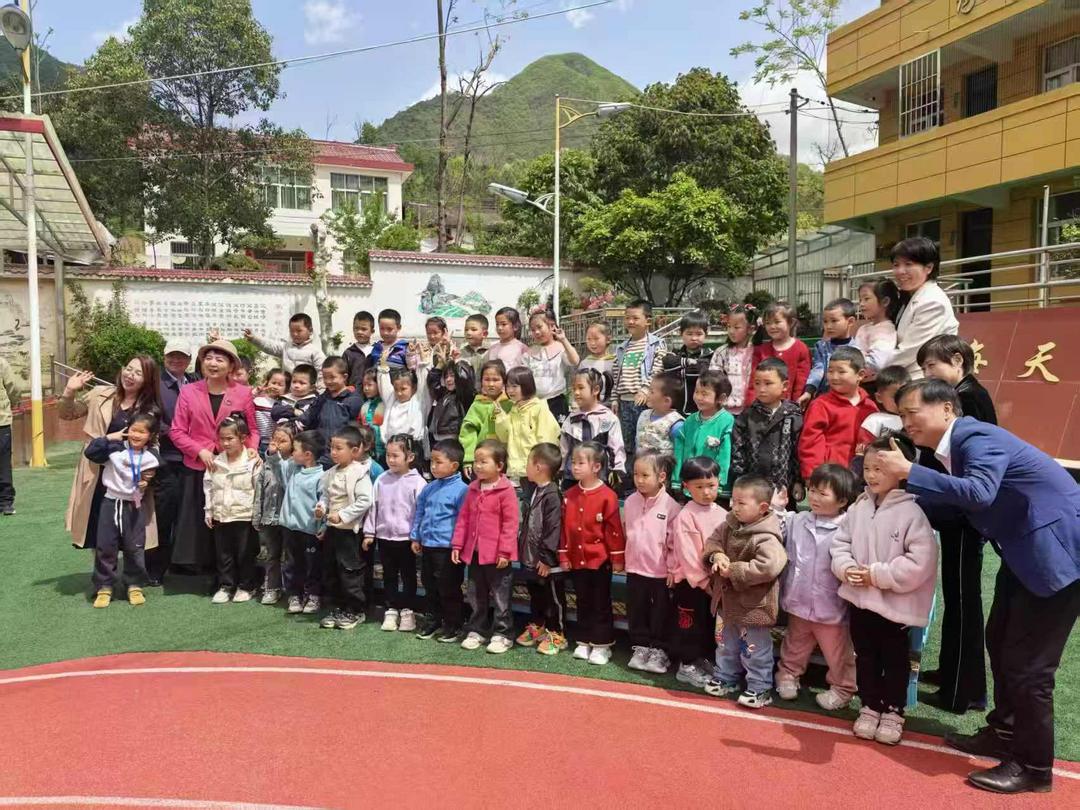 宋馨会长与西安校长参访团莅临镇安县熨斗九年一贯制学校交流心理教学纪实