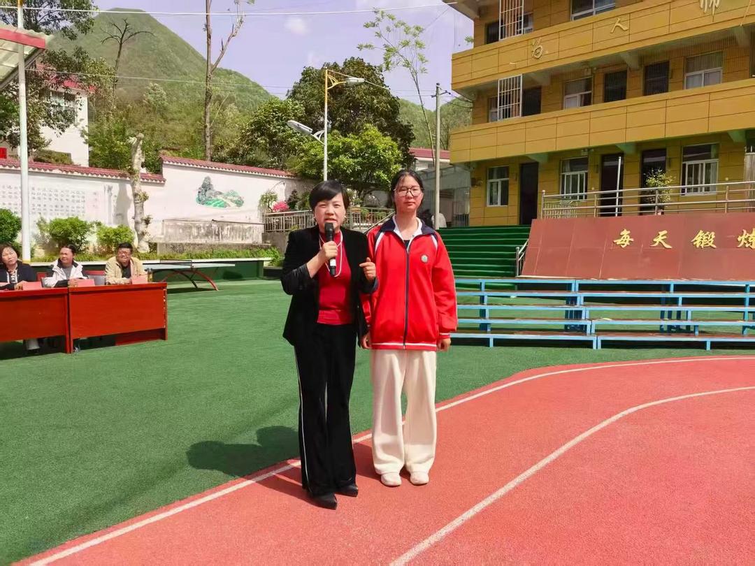 宋馨会长与西安校长参访团莅临镇安县熨斗九年一贯制学校交流心理教学纪实