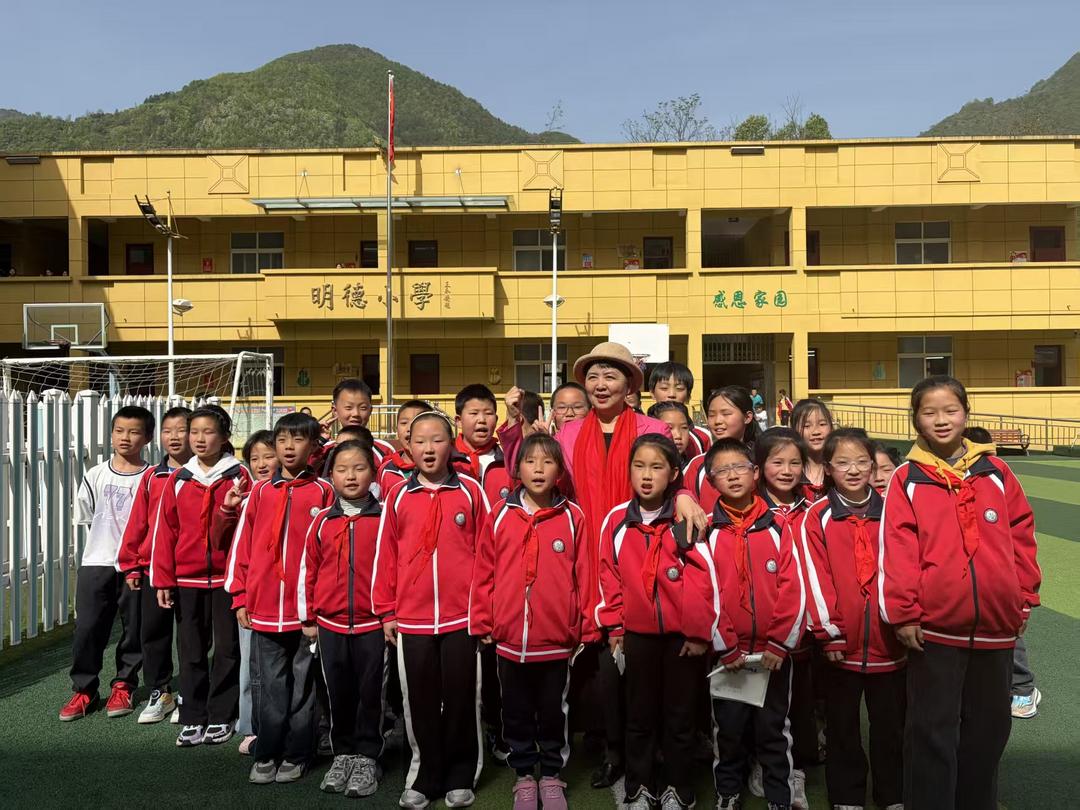 宋馨会长与西安校长参访团莅临镇安县熨斗九年一贯制学校交流心理教学纪实