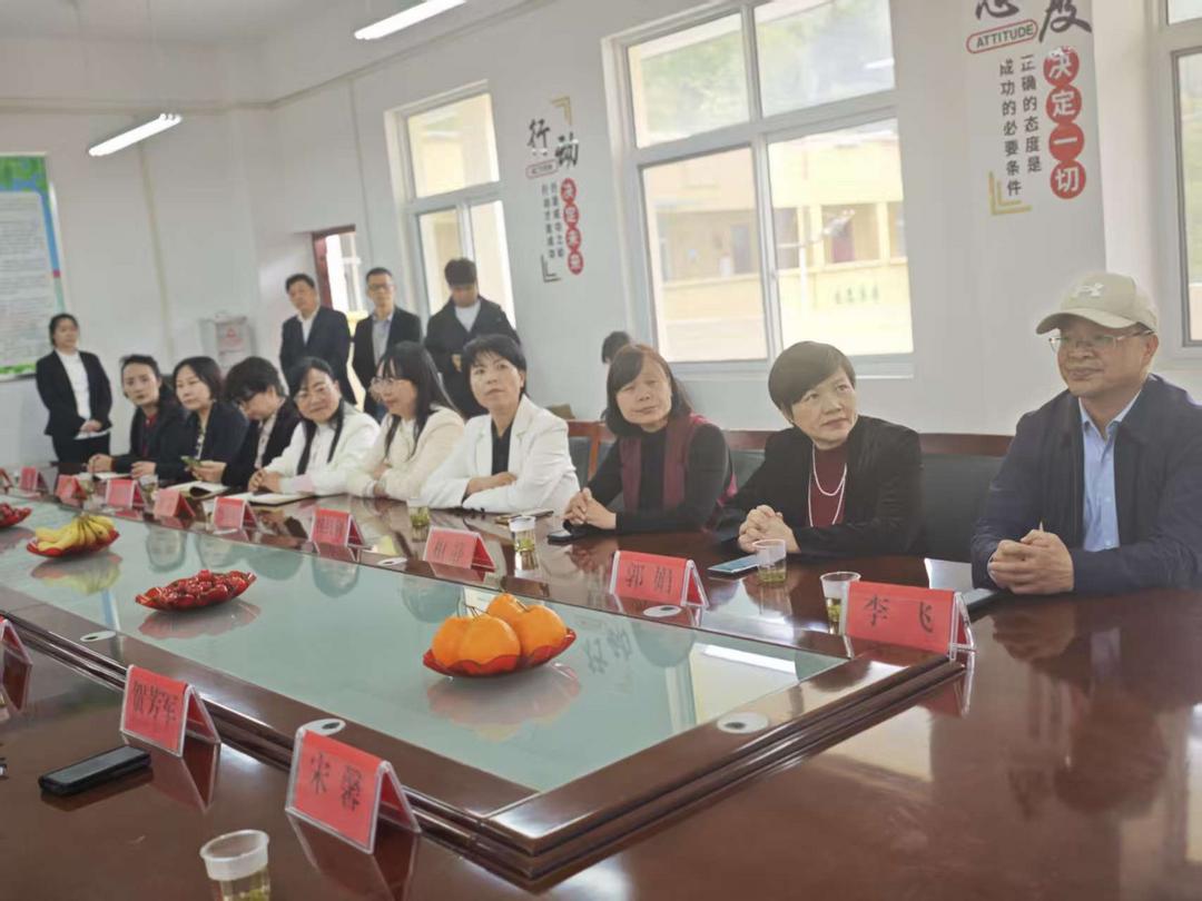 宋馨会长与西安校长参访团莅临镇安县熨斗九年一贯制学校交流心理教学纪实