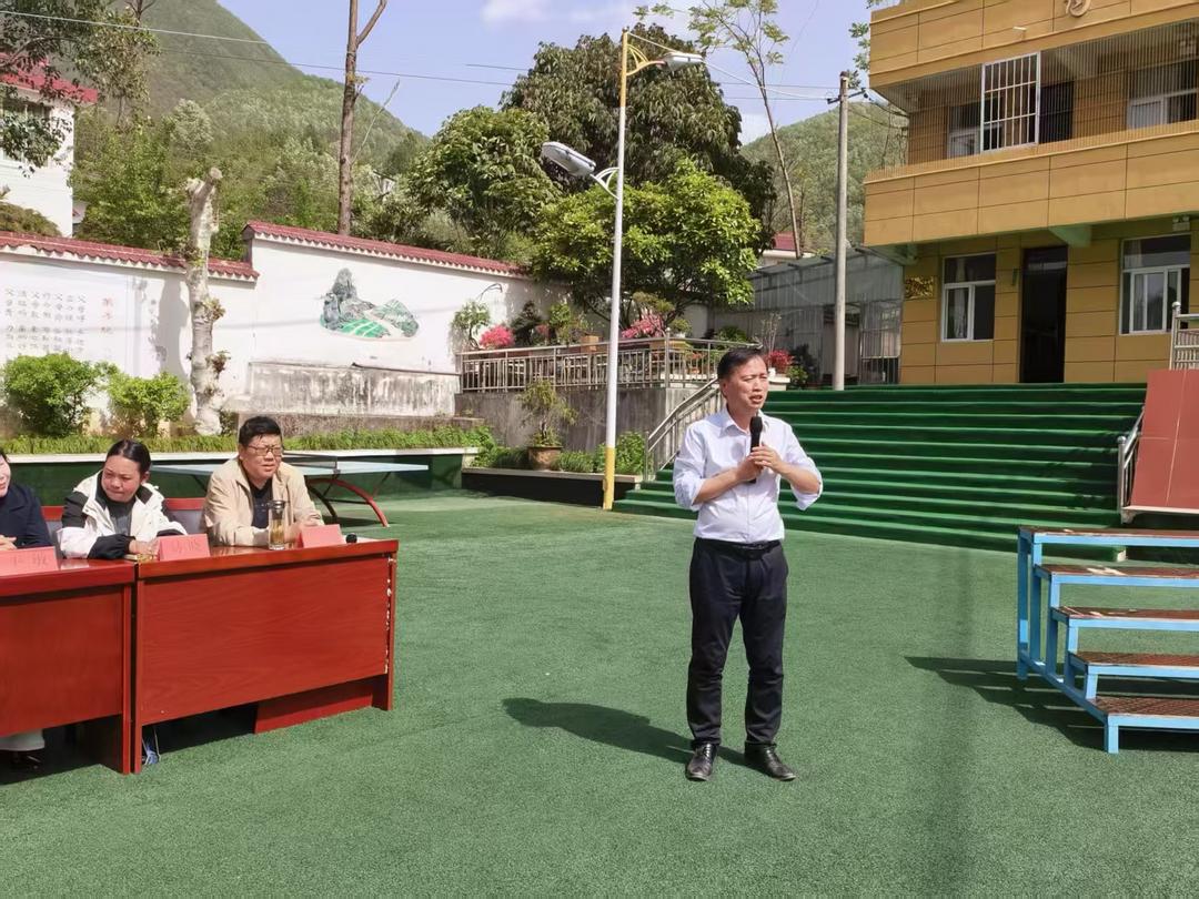 宋馨会长与西安校长参访团莅临镇安县熨斗九年一贯制学校交流心理教学纪实