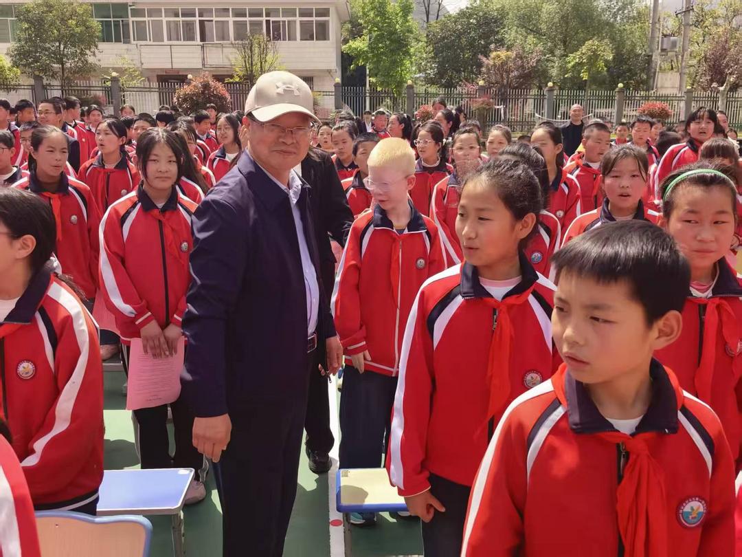 宋馨会长与西安校长参访团莅临镇安县熨斗九年一贯制学校交流心理教学纪实