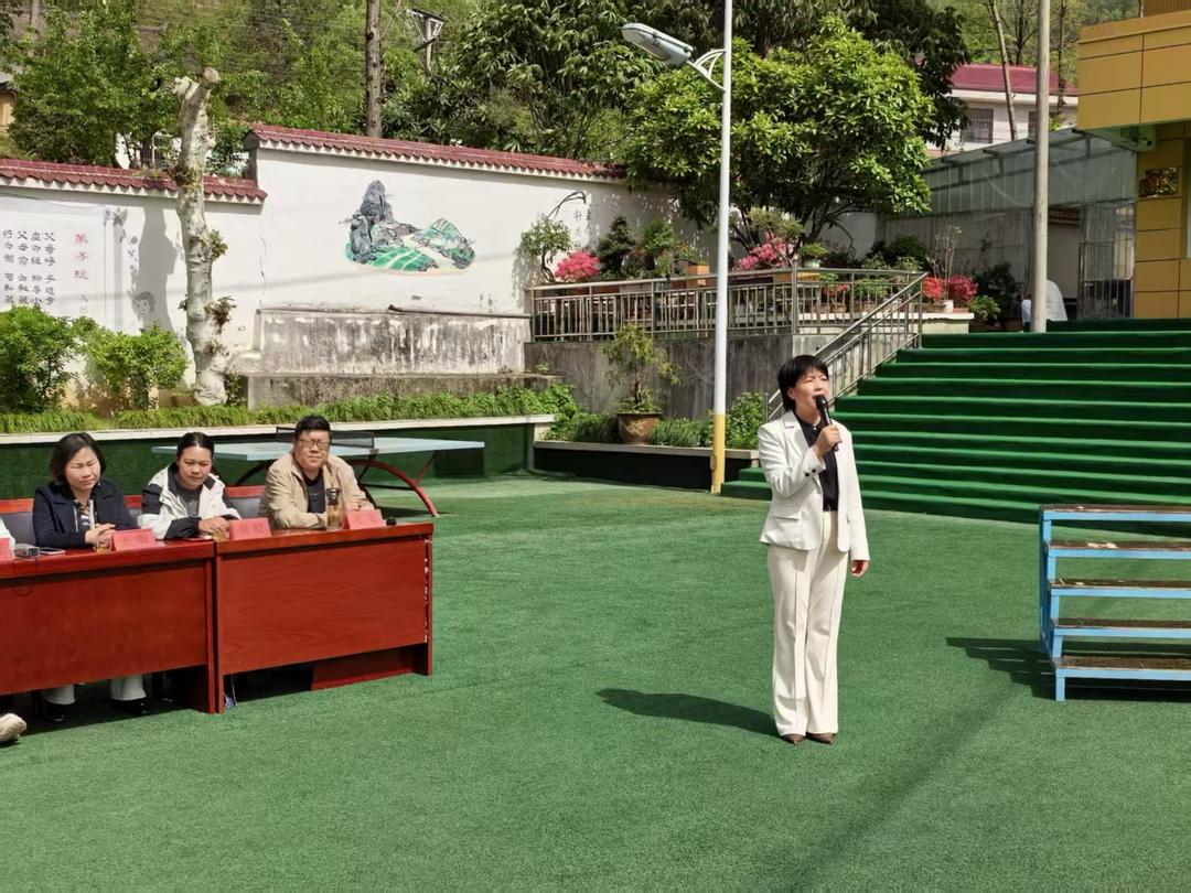 宋馨会长与西安校长参访团莅临镇安县熨斗九年一贯制学校交流心理教学纪实