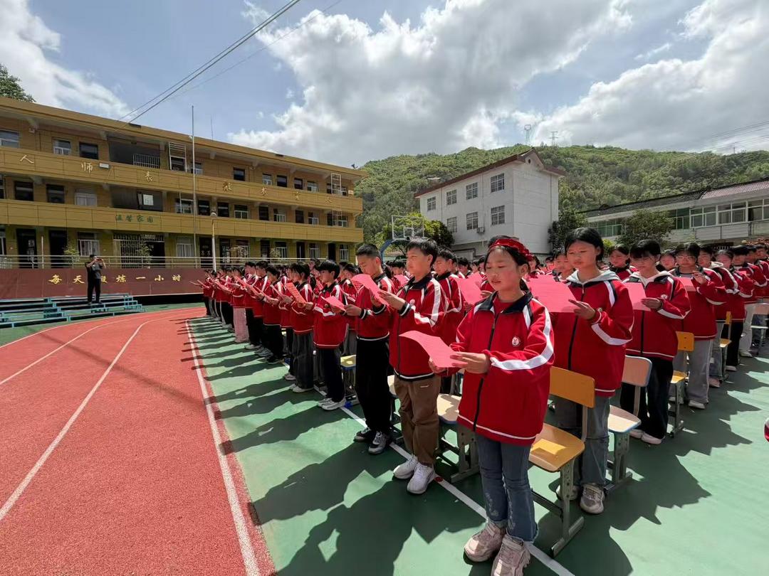 宋馨会长与西安校长参访团莅临镇安县熨斗九年一贯制学校交流心理教学纪实