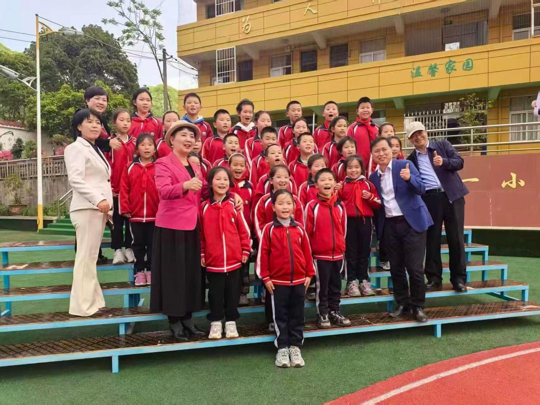 宋馨会长与西安校长参访团莅临镇安县熨斗九年一贯制学校交流心理教学纪实